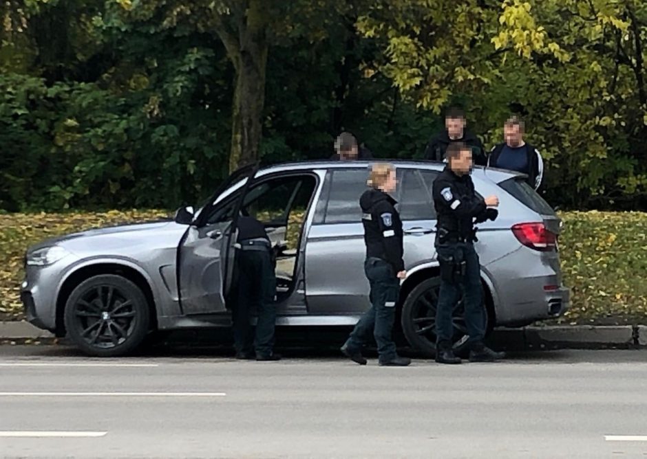 Policijos operacija Jonavos gatvėje: paaiškėjo, kad BMW tikrai buvo narkotikų