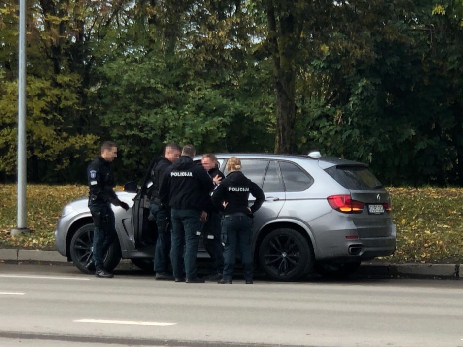 Policijos operacija Jonavos gatvėje: paaiškėjo, kad BMW tikrai buvo narkotikų