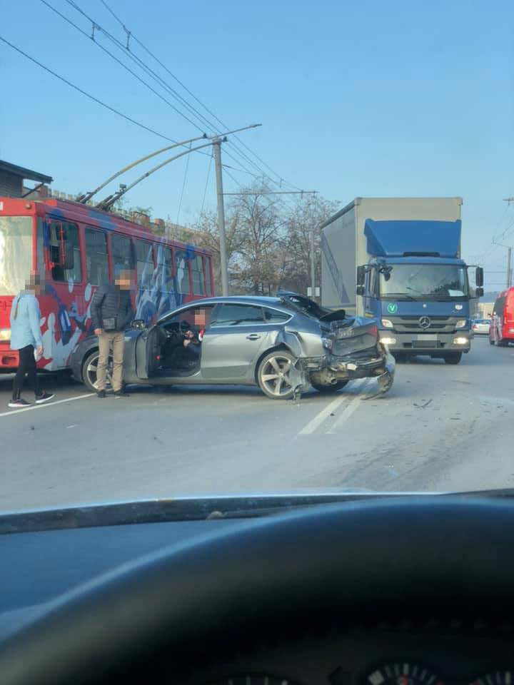Raudondvario plente eismą trikdo „Audi“ ir sunkvežimio avarija