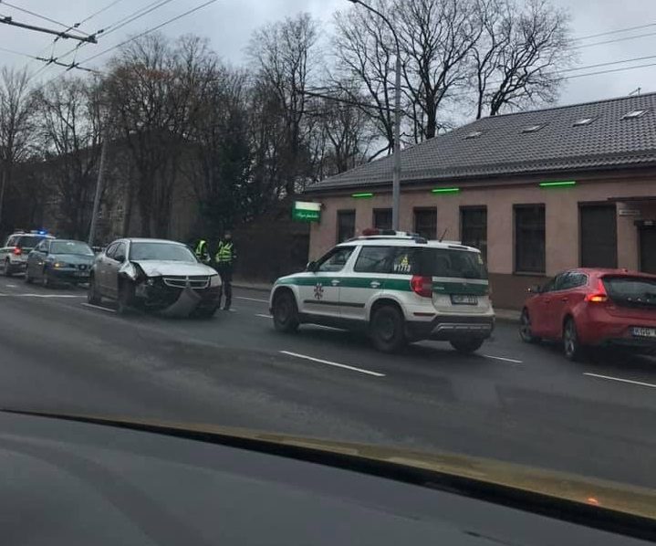 Vilniuje siautėjusią girtą vairuotoją sustabdė pilietiški vairuotojai