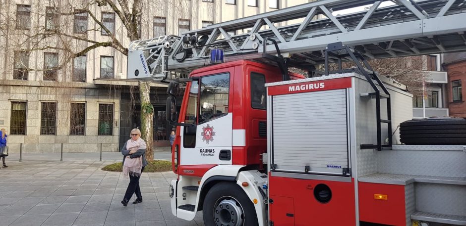 Laisvės alėjoje – nekasdienis vaizdas: sulėkė gausios ugniagesių pajėgos 