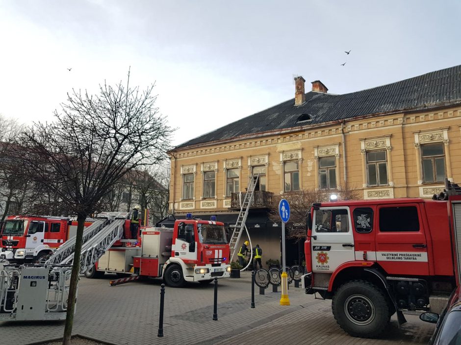 Laisvės alėjoje – nekasdienis vaizdas: sulėkė gausios ugniagesių pajėgos 