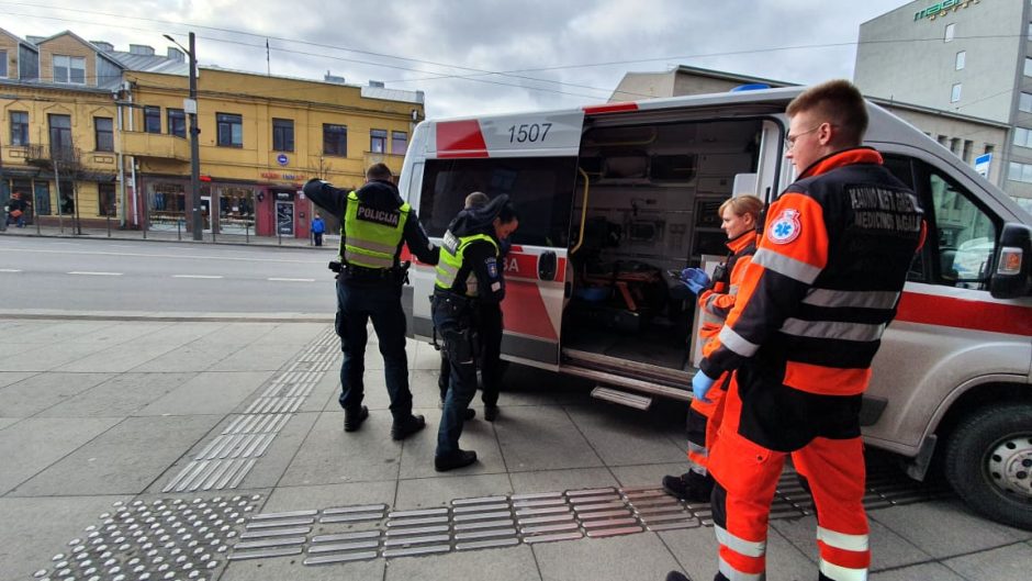 Prie stoties – specialiųjų tarnybų sujudimas: teko tramdyti agresyvų pilietį