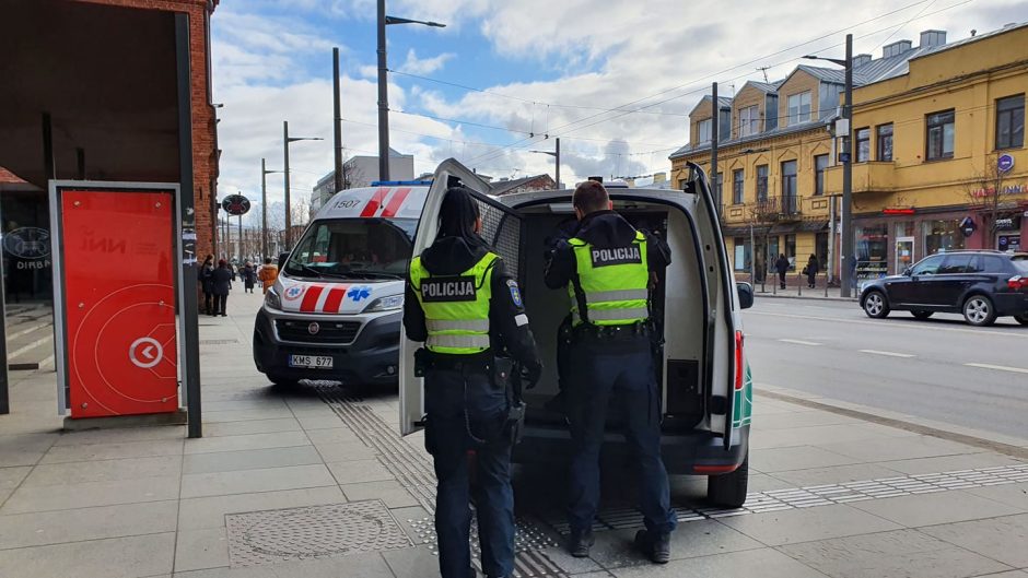 Prie stoties – specialiųjų tarnybų sujudimas: teko tramdyti agresyvų pilietį