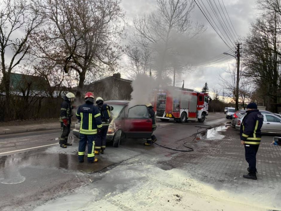 Vilniuje užsidegė laidų vedėjo automobilis: milžiniškas „ačiū“ padėjusiems!