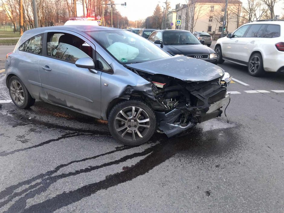 Žaliakalnyje – dviejų „Opel“ avarija, yra sužalotų