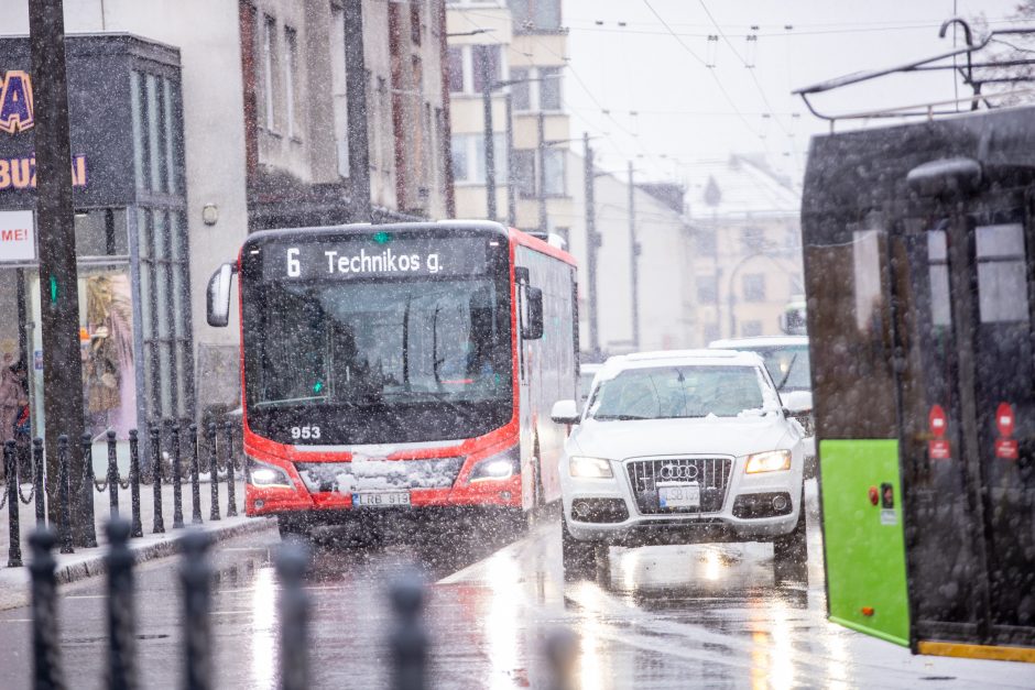 Su nerimu laukia šaltuko: tikisi, kad kelininkai bus stropūs