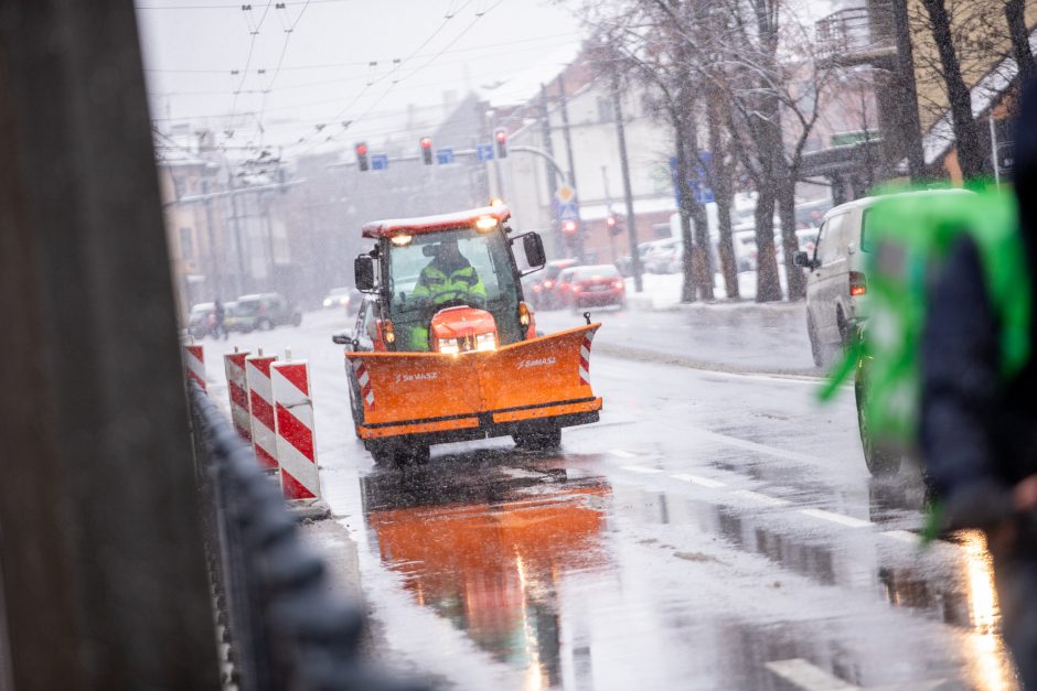 Su nerimu laukia šaltuko: tikisi, kad kelininkai bus stropūs