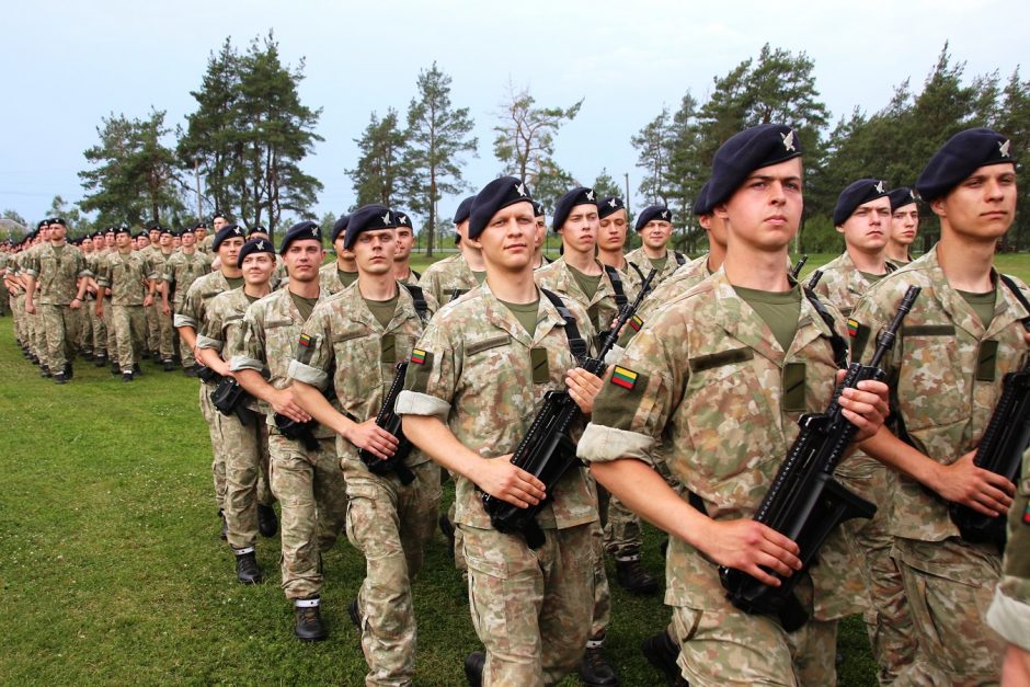 Privalomąją pradinę tarnybą baigė 800 šauktinių