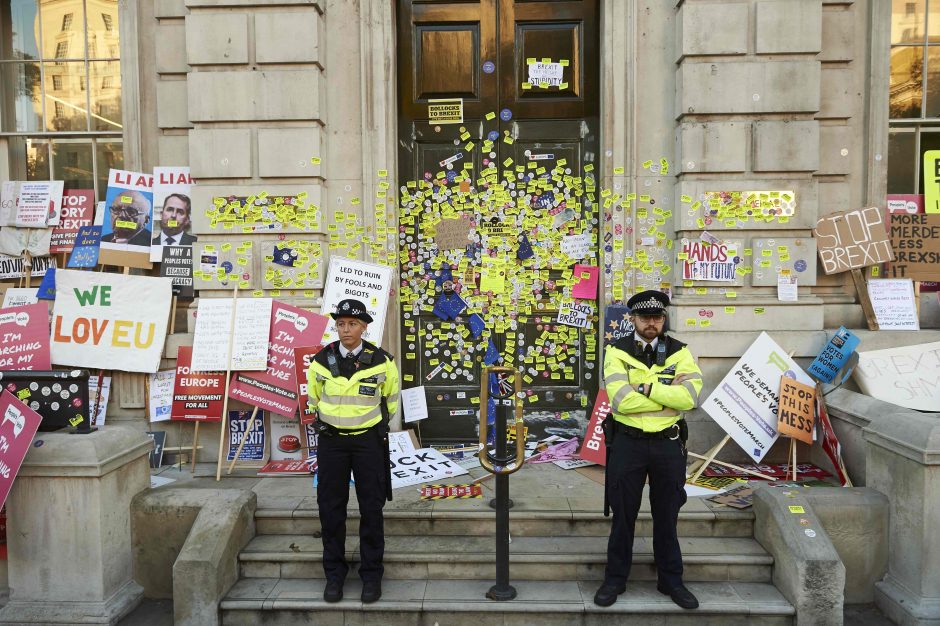 Londono gatves užkimšę demonstrantai reikalavo naujo balsavimo dėl „Brexit“