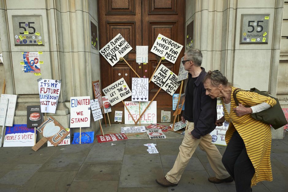 Londono gatves užkimšę demonstrantai reikalavo naujo balsavimo dėl „Brexit“