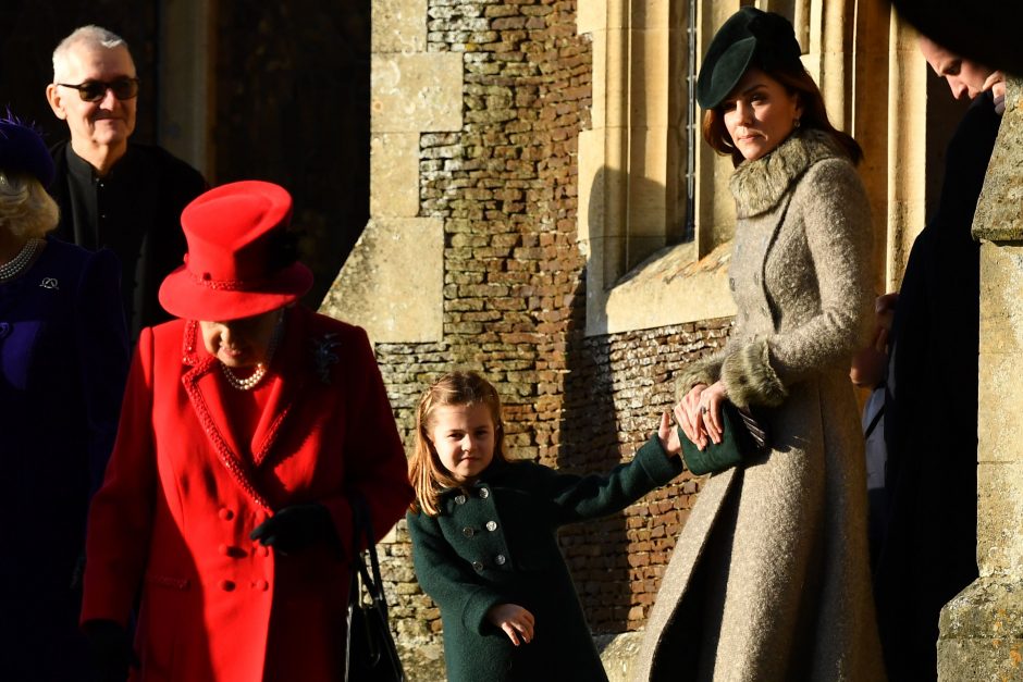 Britų karalienė užmiestyje su šeima iškilmingai šventė Kalėdas
