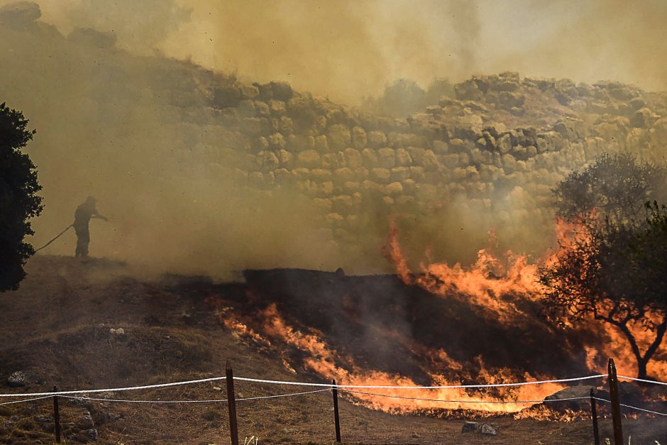 Netoli Graikijos Mikėnų archeologinės vietovės kilo miško gaisras