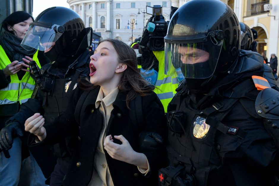 Rusijos miestuose – protestai prieš karą Ukrainoje: sulaikyta daugiau nei 800 žmonių