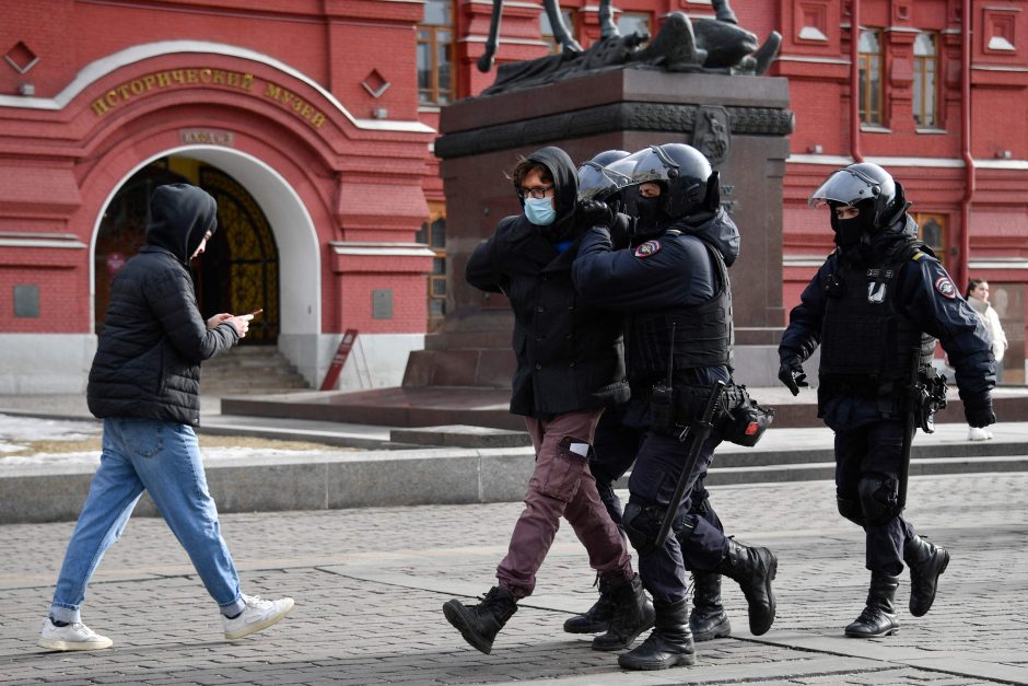 Rusijos miestuose – protestai prieš karą Ukrainoje: sulaikyta daugiau nei 800 žmonių