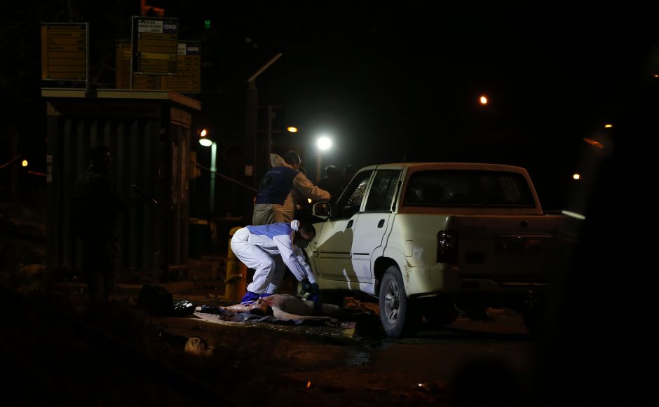 Izraelio kariai nukovė autobusų stotelę taranavusį palestinietį