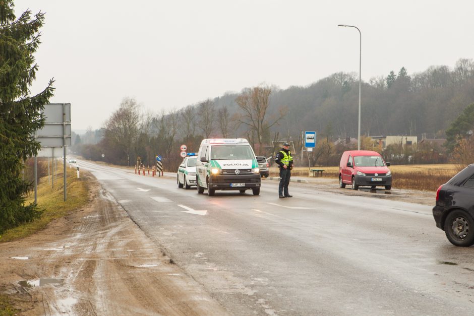 Skaudi avarija netoli Lapių: į medikų rankas pateko trys žmonės