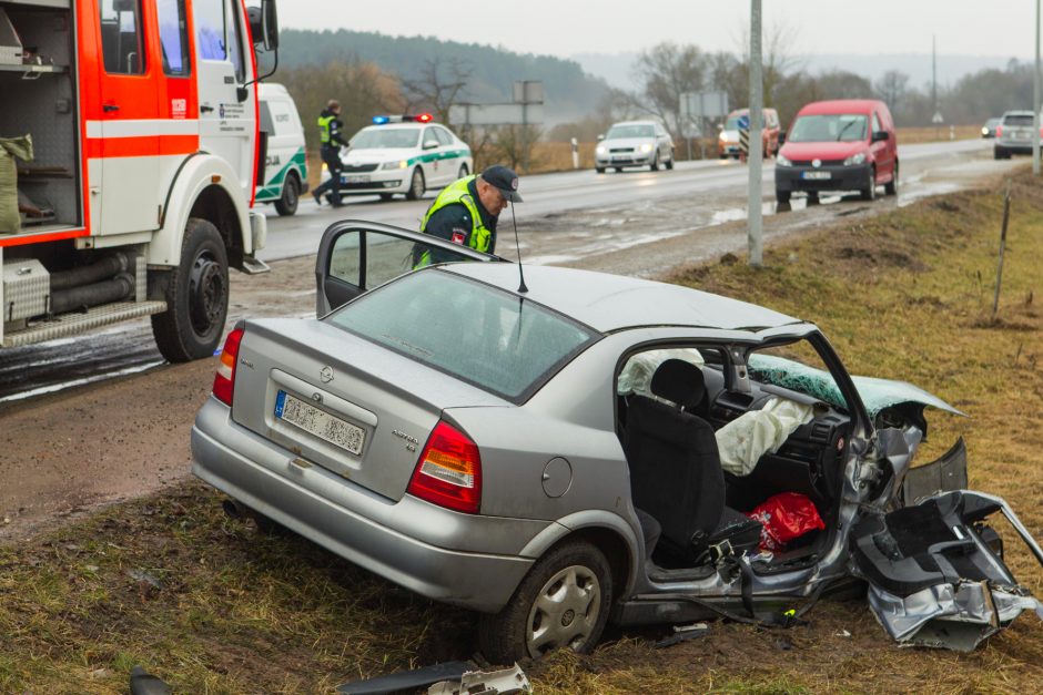 Skaudi avarija netoli Lapių: į medikų rankas pateko trys žmonės