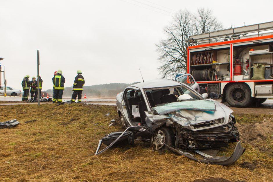 Skaudi avarija netoli Lapių: į medikų rankas pateko trys žmonės