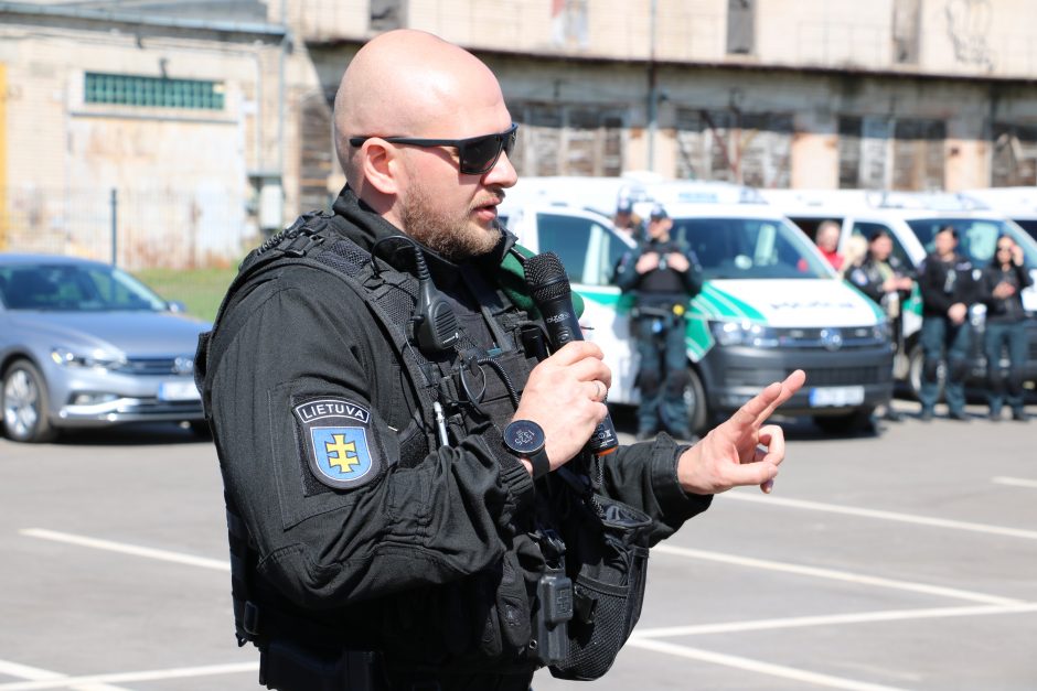 Prašo tėvų: negąsdinkite vaikų policijos pareigūnais