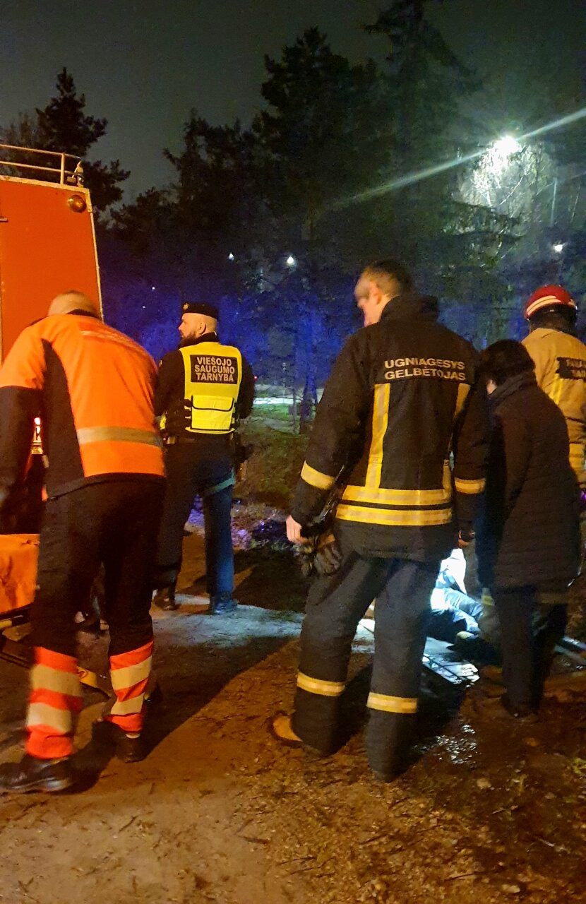 Aiškėja, kad griovyje skendusį vyrą išgelbėjo Kauno prokuroras: virš dumblo buvo iškilusi tik ranka