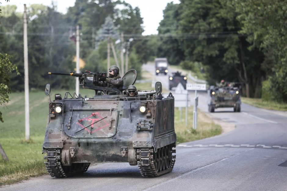 Lietuva kariaujančiai Ukrainai suteiks šarvuotų transporterių, amunicijos