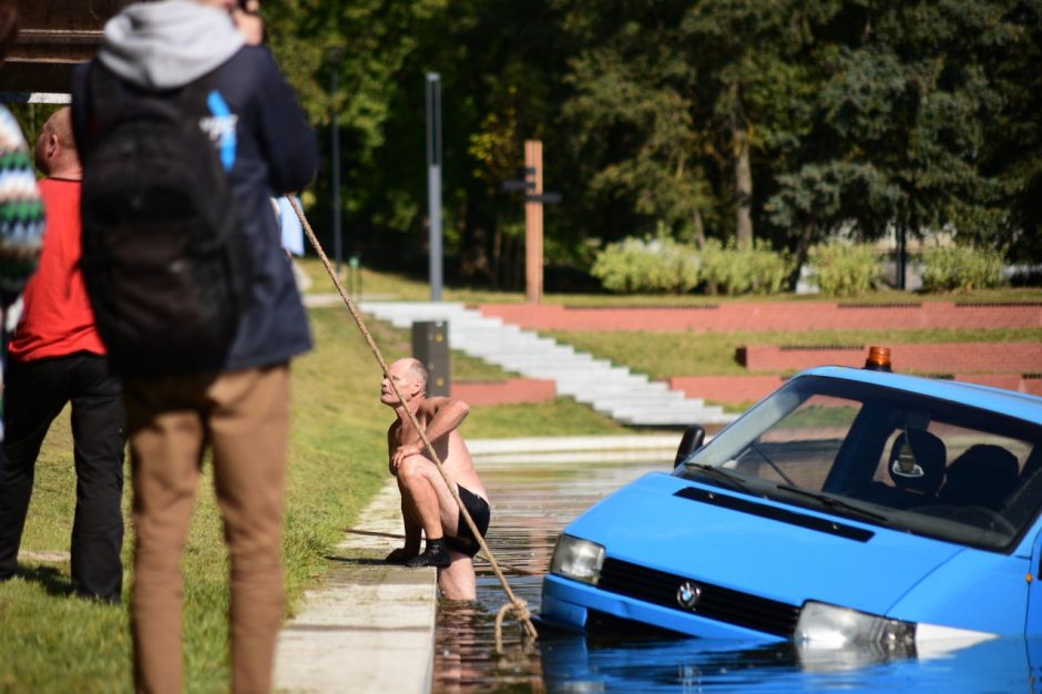 Senvagės tvenkinyje nuskendo aplinką tvarkančios Kauno įmonės automobilis