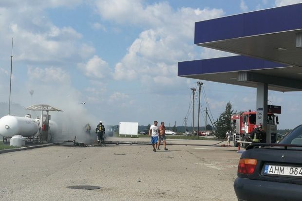 Per gaisrą degalinėje apdegus paauglei – įtarimai ir jos bendrakeleiviui