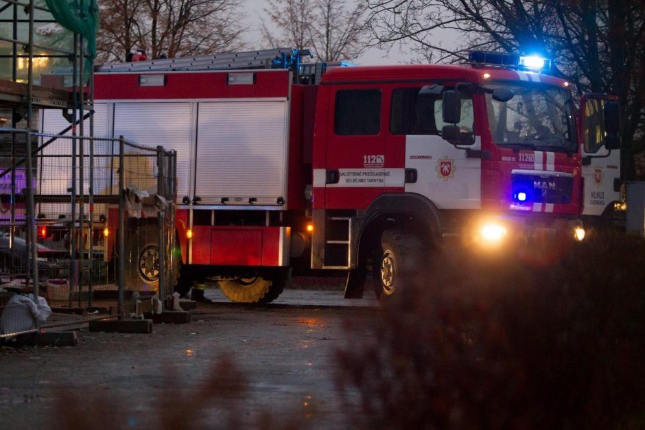 Didžiulis gaisras Šiauliuose: dega įmonės sandėlis, viduje – žmonės