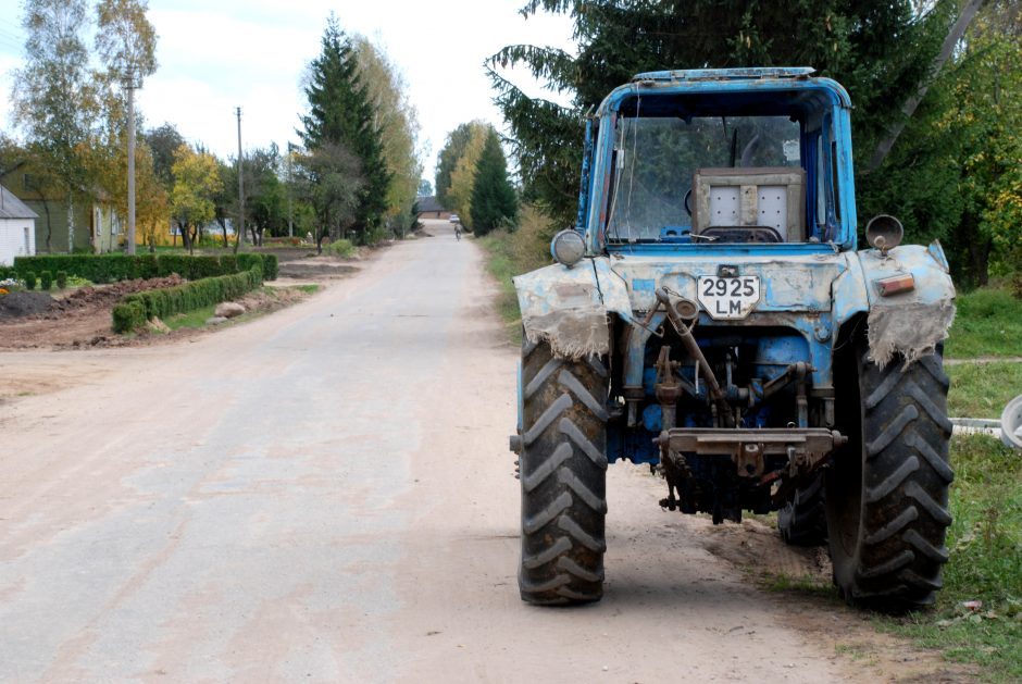 Alytaus rajone traktoriaus priekaba pervažiavo vairuotoją