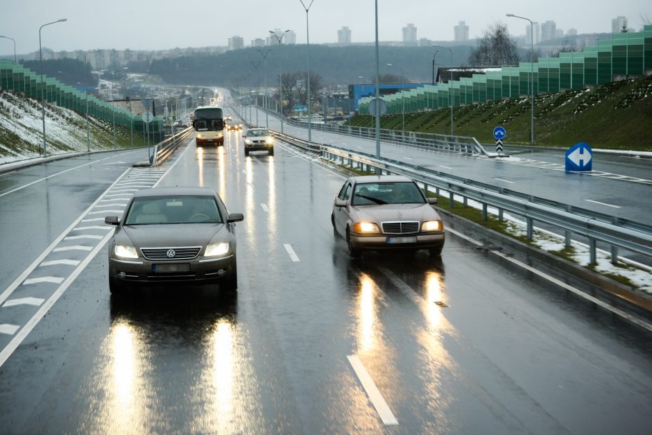 Kelių būklė ir eismo sąlygos: yra ir sausų, ir šlapių kelio ruožų