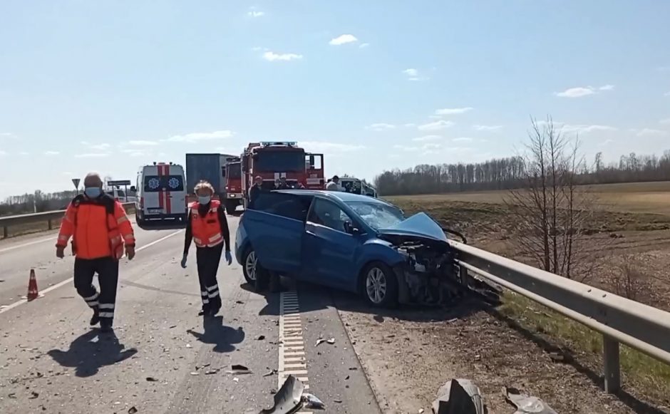 Ties Kėdainių aplinkkeliu – vilkiko ir lengvojo automobilio avarija: teko vaduoti prispaustą žmogų