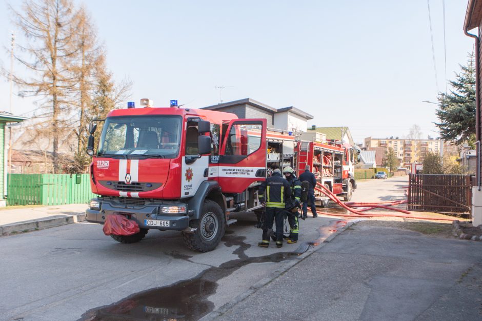 Ugniagesių sujudimas Vilijampolėje – degė garažas