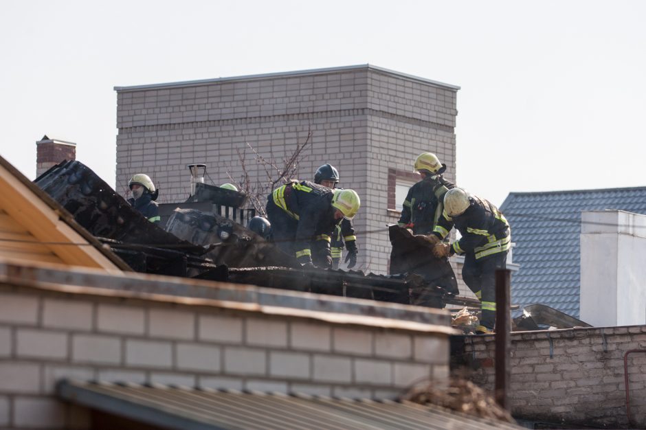 Ugniagesių sujudimas Vilijampolėje – degė garažas