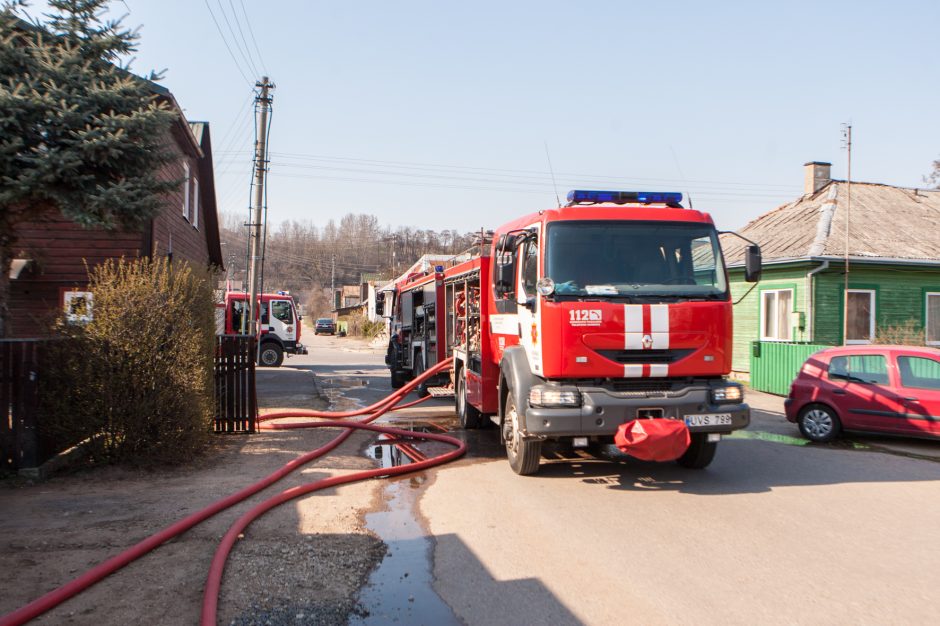 Ugniagesių sujudimas Vilijampolėje – degė garažas