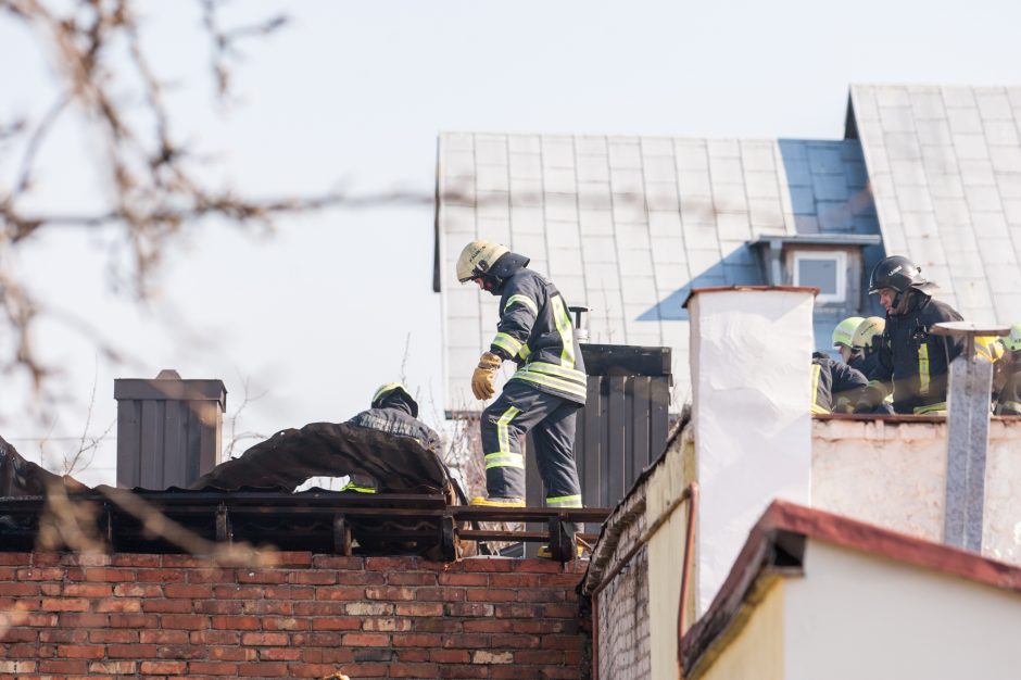 Ugniagesių sujudimas Vilijampolėje – degė garažas