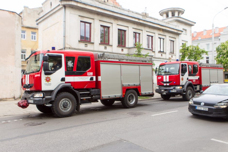 Į miesto centrą sulėkė ugniagesiai: buvo pranešta apie gaisrą grožio salone