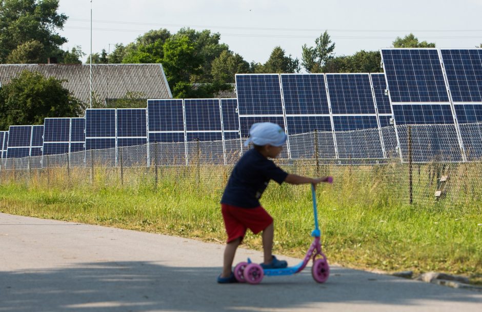 Juodi debesys saulės energetikoje: išreklamavo, palaukė, kol priinvestuos, ir sustabdė