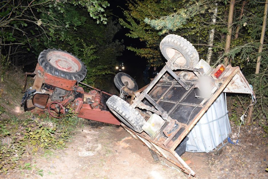 Prienų rajone apvirtus traktoriui žuvo jį vairavęs vyras