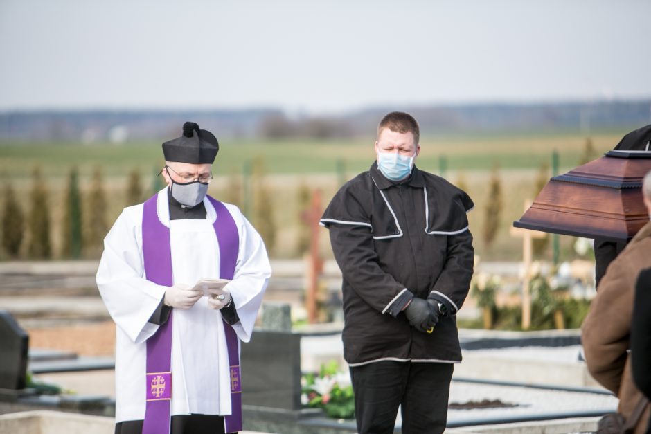 Laidotuvės per karantiną: ar laidoja savą, paaiškėja tik prie kapo duobės