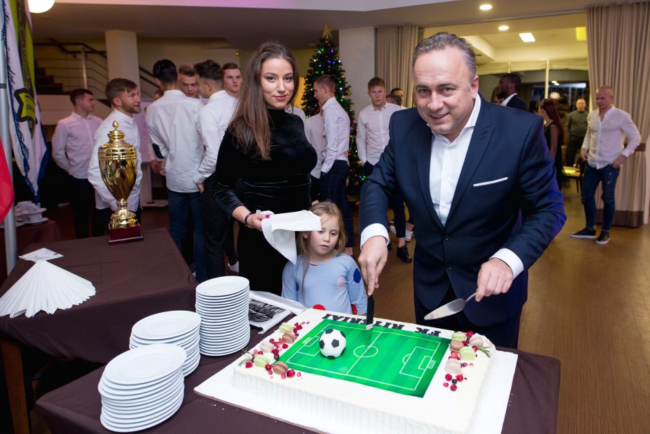 Futbolas tikisi ir sirgalių pagalbos