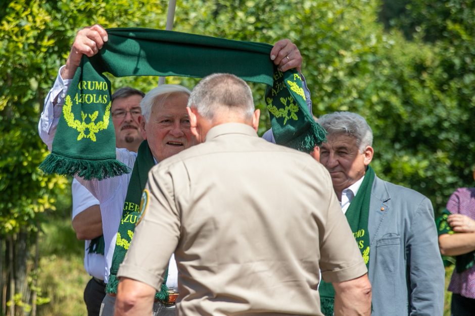 Ąžuolų giraitėje – vienu sodinuku daugiau