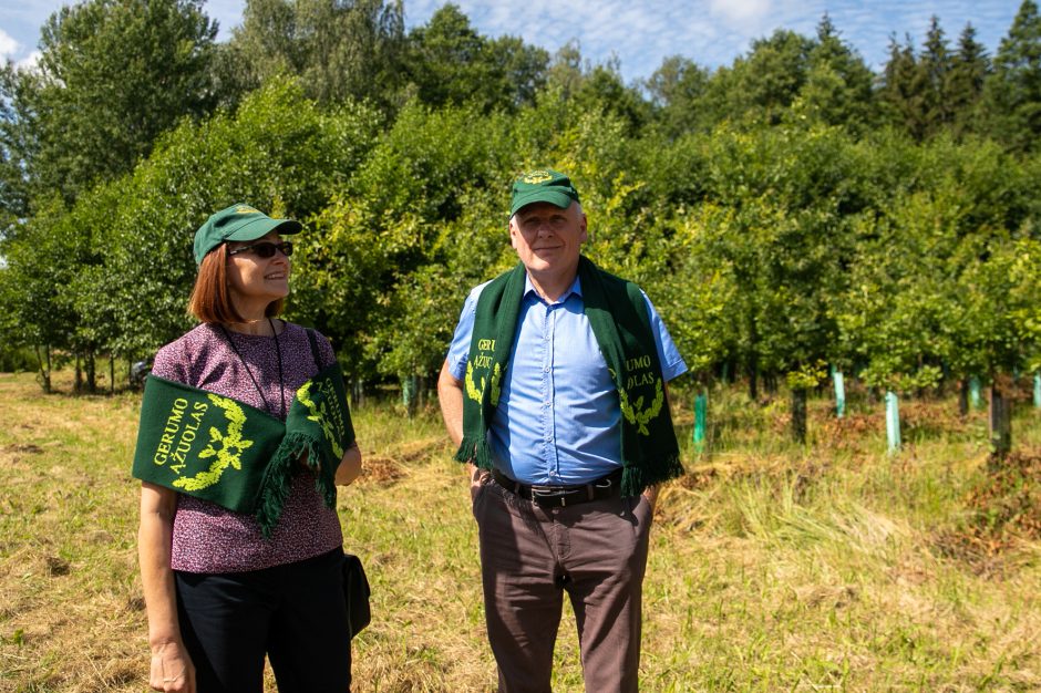 Ąžuolų giraitėje – vienu sodinuku daugiau