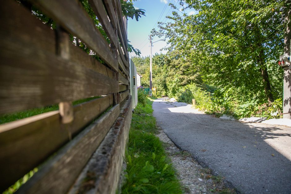 Gyventojai stveriasi už galvų: į namus – slenkančia gatve