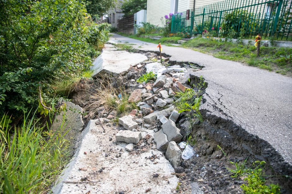 Gyventojai stveriasi už galvų: į namus – slenkančia gatve