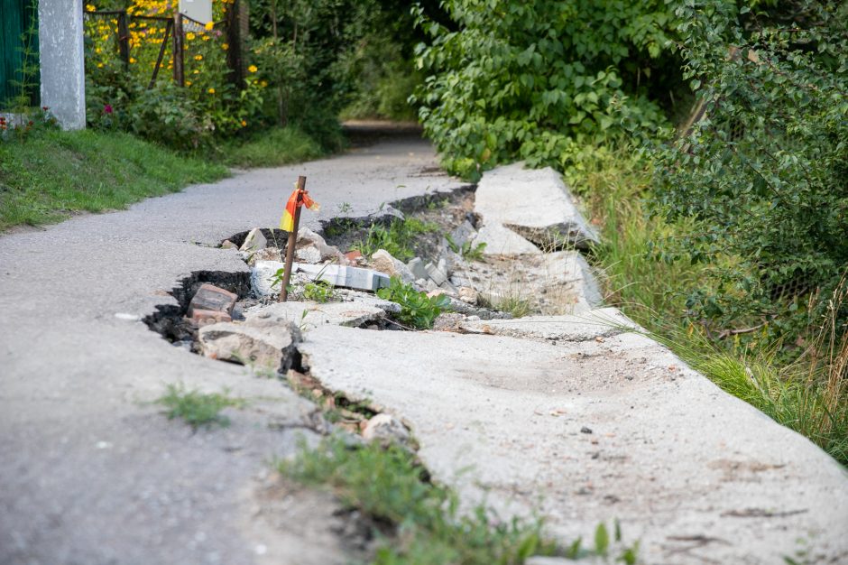 Gyventojai stveriasi už galvų: į namus – slenkančia gatve