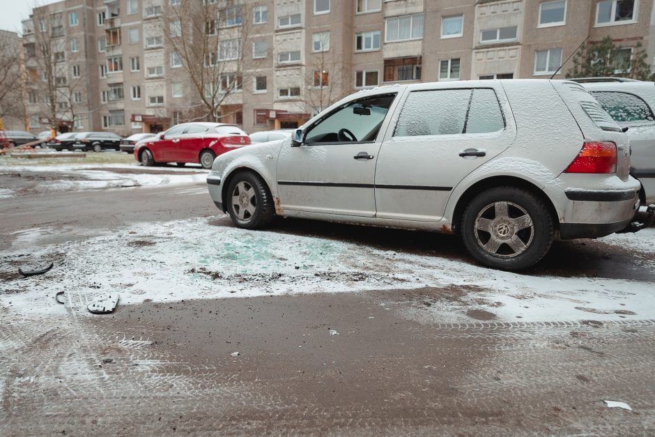 Sprogimas Šilainiuose: šįkart nusikaltėlių, galimai ginkluotų petardomis, taikiniu tapo „VW Golf“