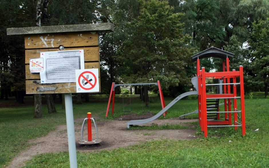 Parke – įžūlių paauglių diktatūra: nepaklūstančius talžo pagaliais