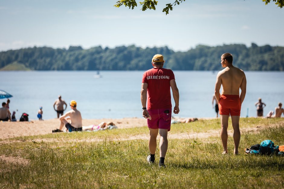 Gelbėtojai merginų be liemenėlių nedrausmina: svarbu, kad netrukdytų aplinkiniams