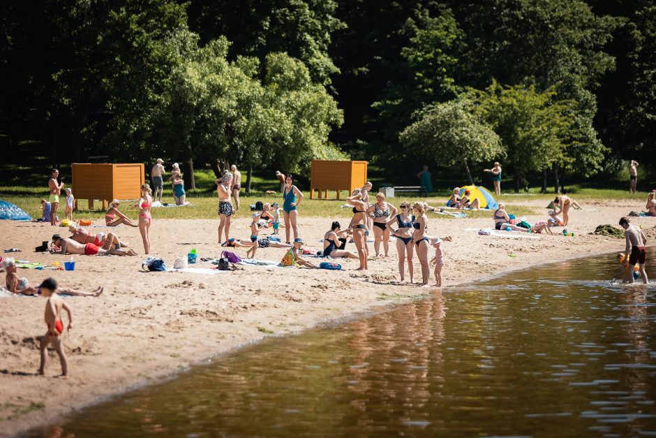 Gelbėtojai merginų be liemenėlių nedrausmina: svarbu, kad netrukdytų aplinkiniams